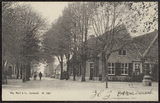 0949 Rechts achter de bomen de kruidenierswinkel van Venderbosch